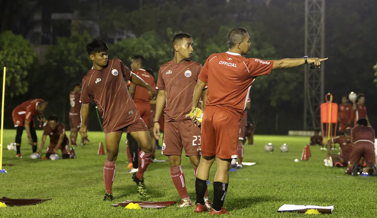 Para pemain Persija Jakarta saat latihan di Lapangan Sutasoma Halim, Jakarta, Jumat (10/5). Latihan ini merupakan persiapan jelang laga Liga 1 Indonesia 2019. (Bola.com/Yoppy Renato)