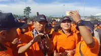 Penjabat (Pj) Gubernur Jawa Barat Mochamad Iriawan berfoto bersama usai menghadiri apel kesiapan pengawas pemilihan umum se-Jawa Barat di Stadion Arcamanik Bandung, Sabtu, 23 Juni 2018.