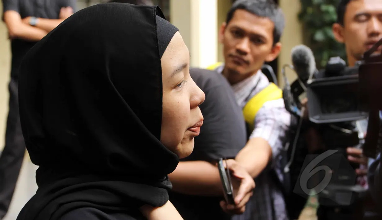 Nabila Masyiana anak Didi Widiatmoko alias Didi Petet memberikan keterangan kepada wartawan sembari terisak di rumah duka di kawasan Ciputat, Tangsel, Jumat (15/5/2015). Didi Petet meninggal di usia 58 tahun. (Liputan6.com/Helmi Afandi)