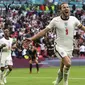 Selebrasi pemain Inggris, Harry Kane usai menjebol gawang Jerman dalam pertandingan babak 16 besar Piala Eropa 2020 di Wembley stadium, Selasa (29/6/2021). (Foto: AP/Pool/Andy Rain)