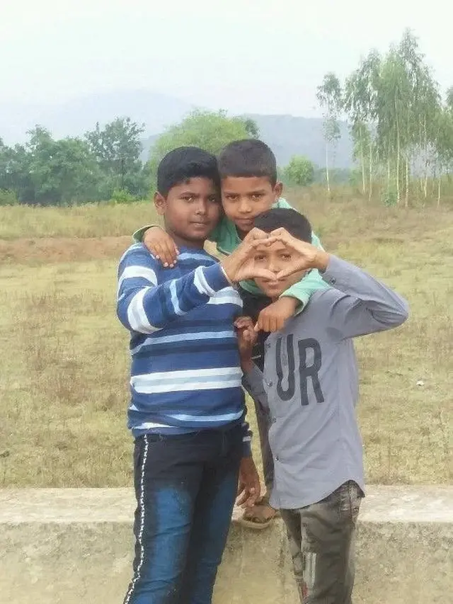 7Ide Pose Foto Bertiga Bersama Sahabat Biar Tampil Makin Akrab Ini Kocak
