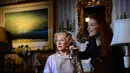 Seorang wanita memberikan sentuhan akhir pada patung lilin aktris Inggris Helen Mirren berpakaian sebagai Ratu Inggris Elizabeth II di museum lilin Madame Tussauds di Berlin pada 4 Februari 2013. (AFP/ JOHANNES EISELE)