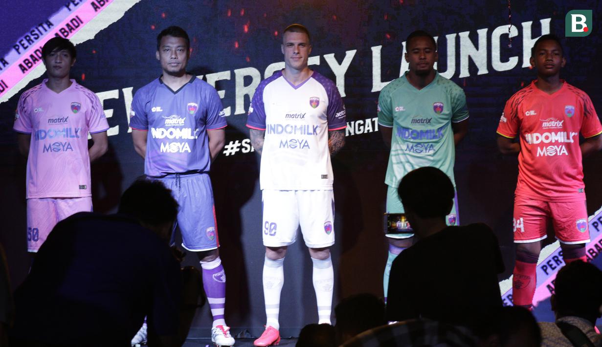 Pemain Persita Tangerang saat launching di Gading Serpong, Tangerang, Rabu, (26/2/2020). Jelang bergulirnya Shopee Liga 1 2020 Tim berjuluk Pendekar Cisadane ini memperkenalkan tim, jersey hingga logo baru. (Bola.com/M Iqbal Ichsan)