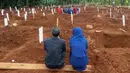 Keluarga korban yang meninggal karena virus corona COVID-19 berdoa saat pemakaman di Jakarta, Rabu (15/4/2020). Hingga sore ini, jumlah kasus COVID-19 di Indonesia sebanyak 5.136 positif, 446 sembuh, dan 469 meninggal dunia. (Bay ISMOYO/AFP)