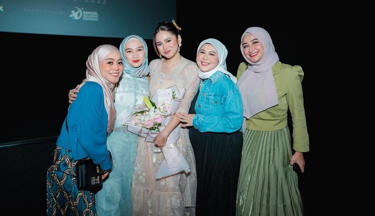 Paling kecil diantara anggota Geng Mamayu lainnya, Syifa Hadju sudah dianggap seperti adik kandung. Terlihat seperti masih gadis, tak sedikit warganet yang memuji Lesti Kejora, Melody Laksani, Kesha Ratuliu dan Shania Indriani. Tampil modis pakai denim meski tengah hamil besar, penampilan Kesha Ratuliu tak lepas dari perhatian saat foto bareng Geng Mamayu. (Liputan6.com/IG/@lestykejora)