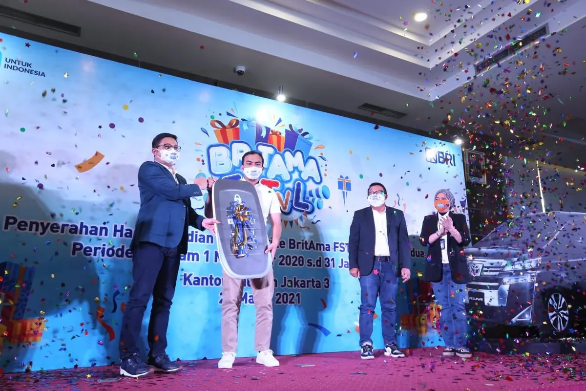 Muhammad Reza Alvian, pemenang hadiah Grand Prize Toyota Velfire G A/T dari Tabungan BRI BritAma.