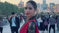 Miss Mega Bintang Banten 2024 Nabila Ritura merayakan Hari Kartini 2024 dengan berkabaya di China. (dok. tangkapan layar video Instagram @nabilaritura/https://www.instagram.com/p/C6A5iykPZFB/)
