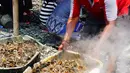 Pekerja menyelesaikan proses perebusan kerang hijau di Kawasan Dadap, Kecamatan Kosambi, Kabupaten Tangerang, Rabu (22/9/2021). Kerang hijua tersebut dijual dengan harga Rp 20 ribu per kilogramnya di wilayah Tangerang Raya.. (Liputan6.com/Angga Yuniar)