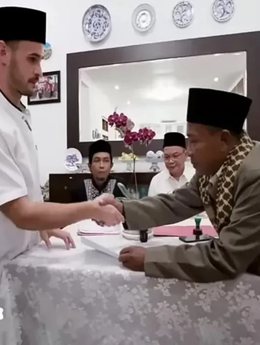 Antonio tak terima disebut pencuri dan menyebut gelang itu adalah hadiah dari Nikita Mirzani. [Foto: Dok. Instagram @nikitamirzanimawardi_172]