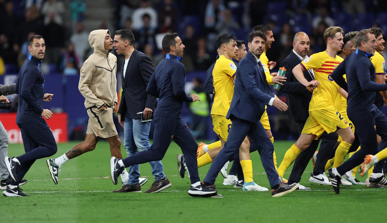 Para pemain pun merayakannya di tengah lapangan begitu wasit meniupkan peluit panjang. (AFP/Lluis Gene)
