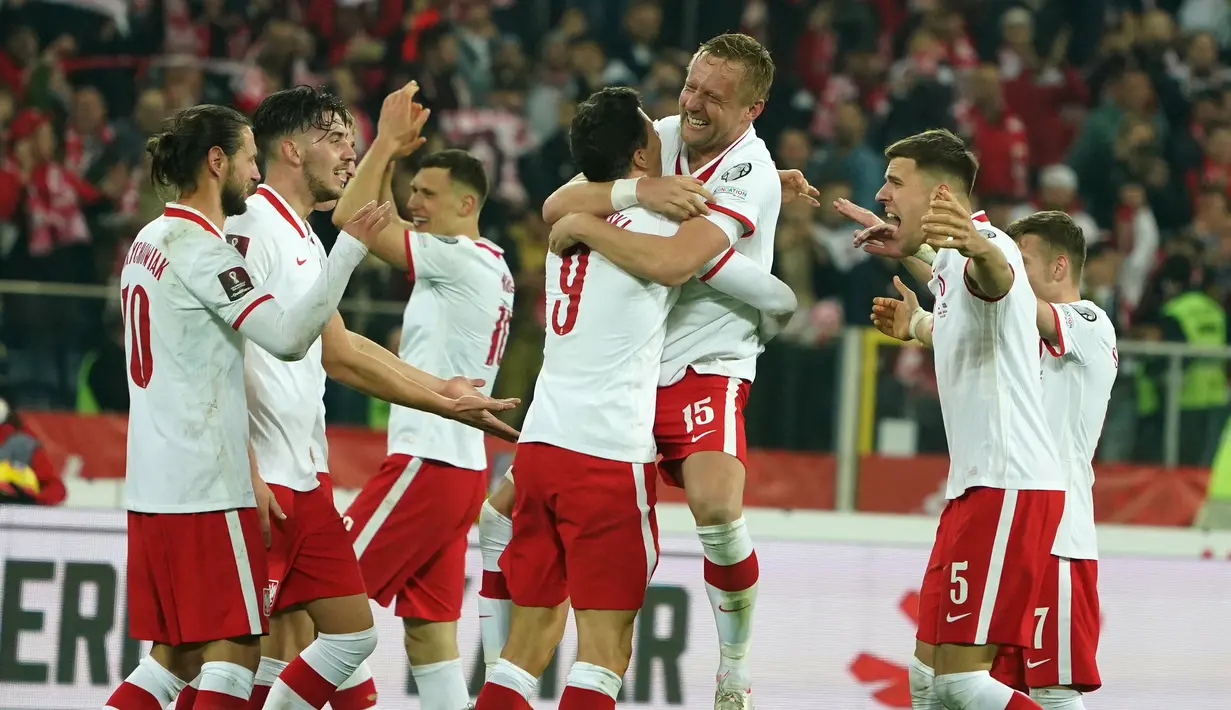 Reaksi para pemain Polandia setelah menang atas Swedia setelah final play-off jalur B kualifikasi Piala Dunia 2022 zona Eropa di Silesian Stadium, Rabu (30/3/2022) dini hari WIB. Polandia berhasil mengunci tiket ke Piala Dunia 2022 usai menekuk Swedia 2-0. (JANEK SKARZYNSKI/AFP)