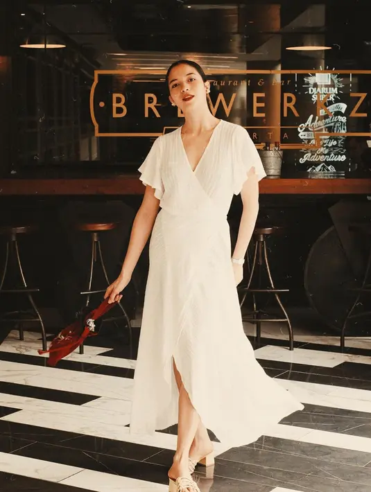 Ketika sedang hangout, istri Chicco Jerikho ini tampil anggun dengan simple dress warna putih. Putri Marino ini juga memilih untuk mengenakan makeup natural yang membuatnya makin menawan. (Liputan6.com/IG/@putrimarino)