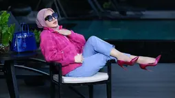 Perpaduan pink dan ungu sangat pas dipakai Syahrini di gaya outfit santainya. Tak heran, jika perempuan yang sering dijuluki Princess ini semakin membuat para penggemarnya terkagum-kagum. Outfit glamor ni kian menunjukkan bahwa Syahrini kini terlihat sangat fashionable. (Liputan6.com/IG/@princessyahrini)