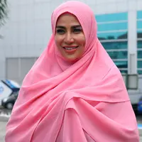 "Aku memutuskan untuk berhijab. Mama bilang, jangan takut, Allah pasti kasih jalan. Di situ juga aku merasa kuat. Jika Allah ingin membuka aibku atau memiskinkan hartaku, asal itu bisa menghapus dosaku, aku ikhlas," tambahnya. (Nurwahyunan/Bintang.com)