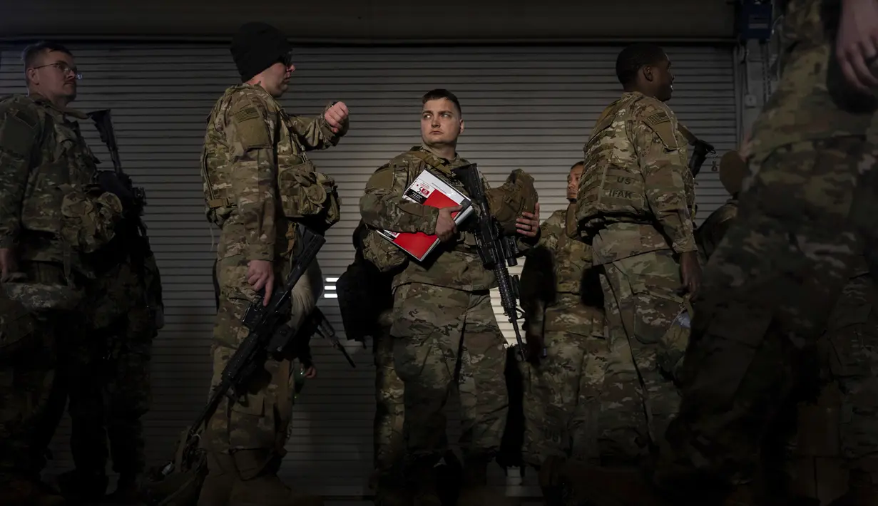 Anggota Divisi Lintas Udara ke-82 Angkatan Darat AS bersiap untuk ditempatkan ke Polandia dari Fort Bragg, North Carolina, AS, 14 Februari 2022. Mereka termasuk di antara tentara AS yang dikirim untuk NATO karena khawatir Rusia akan menyerang Ukraina. (AP Photo/Nathan Posner)