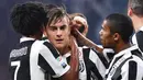 Para pemain Juventus merayakan gol yang dicetak Paulo Dybala ke gawang Torino pada laga Serie A, Italia, di Stadion Allianz, Sabtu (23/9/2017). Juventus menang 4-0 atas Torino. (AP/Alessandro Di Marco)