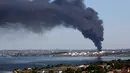 Kepulan asap hitam membumbung ke angkasa di kilang minyak milik perusahaan Amerika di Etang de Berre, Marseille, Perancis, (14/7/2015). kebakaran yang terjadi merupakan kebakaran terbesar kelima di Perancis. (REUTERS/Philippe Laurenson)