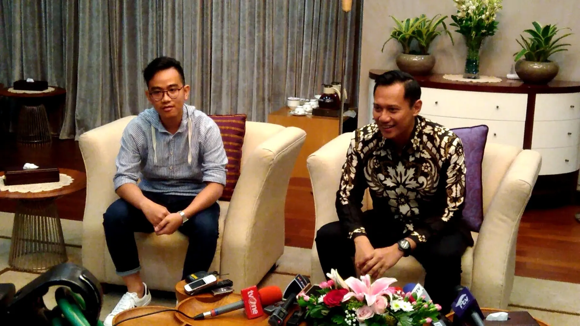 Gibran Rakabuming Raka bersama Agus Yudhoyono di Istana Kepresidenan Jakarta (Liputan6.com/Ahmad Romadoni)
