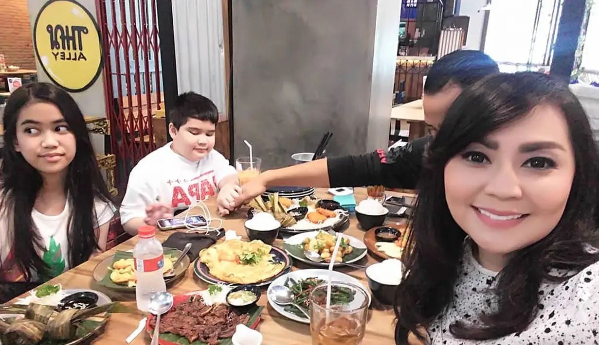 Artis Tessa Kaunang saat makan siang bersama anak dan kekasih barunya, Rully. Meski sering menggunggah kebersamaannya Rully, Tessa tidak pernah memperlihatkan dengan jelas wajah kekasihnya itu. (Instagram/thessakaunangtuiit)