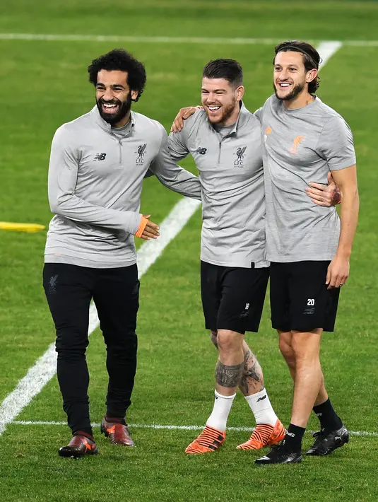 Penyerang Liverpool, Mohamed Salah (kiri) tertawa dengan rekan setimnya Alberto Moreno (tengah) dan Adam Lallana saat mengikuti latihan jelang menghadapi Sevilla di stadion Ramon Sanchez Pizjuan di Sevilla, Spanyol (20/11). (AFP Photo/Cristina Quicler)