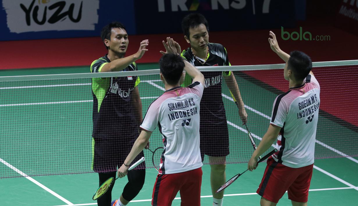Kevin Sanjaya/Marcus Gideon berhasil kalahkan Hendra Setiawan/Mohammad Ahsan pada babak pertama Indonesia Open 2018 di Istora Senayan, Jakarta, (4/6/2018). Kevin/Marcus menang 21-16 18-21 21-10.  (Bola.com/Nick Hanoatubun)
