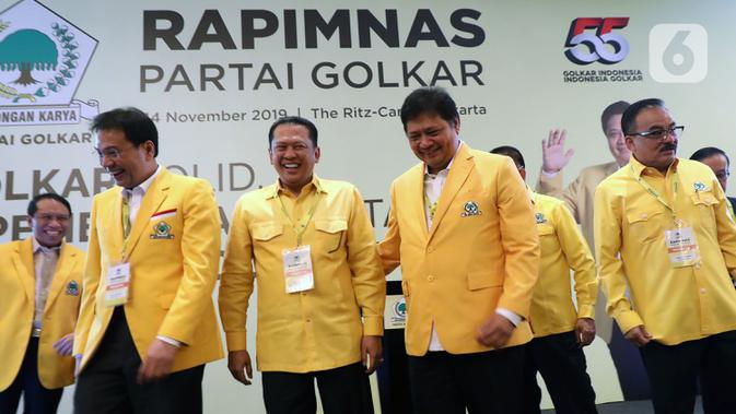 Ketua Umum DPP Golkar Airlangga Hartarto (ketiga kanan) bersama Ketua MPR Bambang Soesatyo (ketiga kiri) dan Wakil Ketua DPR Aziz Syamsuddin (kedua kiri) saat menghadiri Rapimnas Partai Golkar di Kawasan Kuningan, Jakarta Selatan, Kamis (14/11/2019). (Liputan6.com/Johan Tallo)
