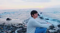 Pantai nampaknya menjadi destinasi wisata favorit aktor bernama lengkap Angga Aldi Yunanda. Begini gaya Angga saat menikmati senja di pantai. Hoodie dan jeans memang menjadi outfit santai andalan cowok kelahiran Lombok ini.(Liputan6.com/IG/@anggayunandareal16)