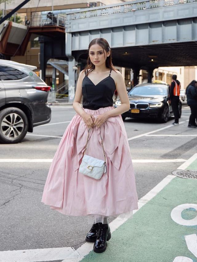 Syifa Hadju saat Hadir di Fashion Week Internasional. [@syifahadju]