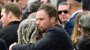 Jeff Ament, dari Pearl Jam, memeluk seorang tamu di sebuah pemakaman untuk Chris Cornell di Hollywood Forever Cemetery di Los Angeles, AS (26/5). (Photo by Chris Pizzello/Invision/AP)