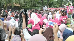 Sejumlah warga berdesakan membeli bahan pokok di pasar rakyat kawasan Cilandak, Jakarta Selatan, Senin (19/12). Pasar rakyat tersebut diadakan relawan pendukung cagub dan cawagub DKI Jakarta Anies Baswedan dan Sandiga Uno. (Liputan6.com/Yoppy Renato)