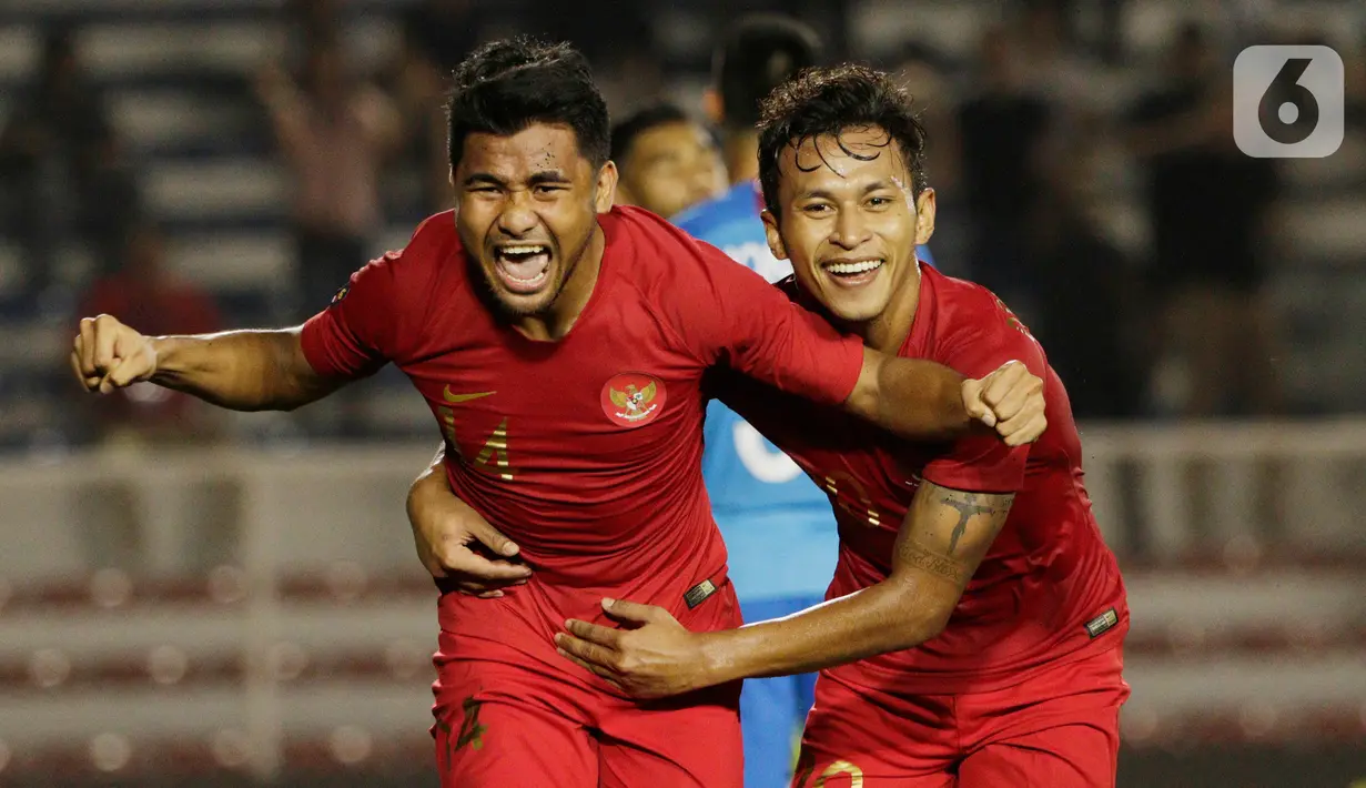 Pemain Timnas Indonesia U-22, Asnawi Mangkualam, bersama Osvaldo Haay merayakan gol yang dicetaknya ke gawang Timnas Singapura U-22 dalam pertandingan Grup B SEA Games 2019 di Stadion Rizal Memorial, Manila, Kamis (28/11/2019). Indonesia menang dengan skor 2-0 atas Singapura. (Bola.com/M Iqbal Ichsa