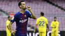 Gelandang Barcelona, Sergio Busquets, merayakan gol yang dicetaknya ke gawang Las Palmas pada laga La Liga Spanyol di Stadion Camp Nou, Katalonia, Minggu (1/10/2017). Barcelona menang 3-0 atas Las Palmas. (AFP/Jose Jordan)