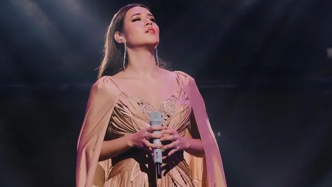 Potret Raisa Nyanyi Penuh Penghayatan di Atas Panggung, Totalitas