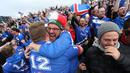 Suporter Islandia berpelukan merayakan kemenangan timnya atas Inggris pada laga 16 besar Piala Eropa 2016 di Reykjavik, Islandia, Selasa (28/6/2016) dini hari WIB. Islandia menang 2-1. (EPA/Eythor Arnason)