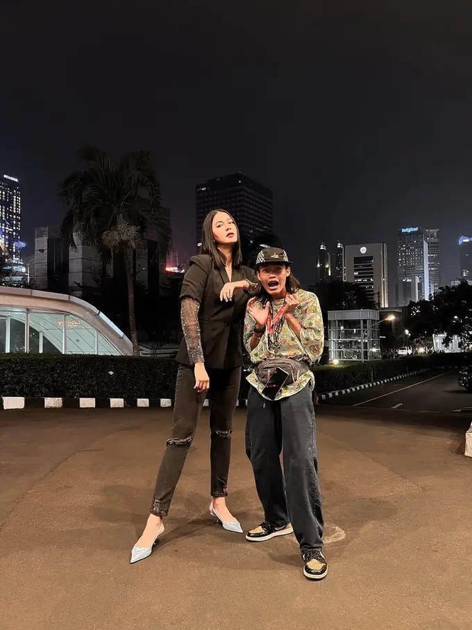 Pose-Pose Paula Verhoeven Bareng Bonge di Citayam Fashion Week
