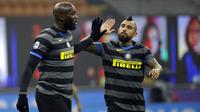 Pemain Inter Milan Romelu Lukaku (kiri) merayakan golnya ke gawang Benevento bersama rekan setimnya Arturo Vidal pada pertandingan Serie A Liga Italia di Stadion San Siro, Milan, Italia, Sabtu (30/1/2021). Inter Milan membantai Benevento 4-0. (AP Photo/Luca Bruno)