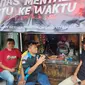 Ganjar Pranowo saat berbincang santai sambil meminum kopi dengan para sopir truk di Terminal Kota Limpung, Batang, Jawa Tengah, Rabu (17/1/2024). (Liputan6.com/Fachrur Rozie).