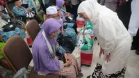 Khofifah berbicang dengan jemaah haji lansia saat pelepasan kolter pertama. (Dian Kurniawan/Liputan6.com)