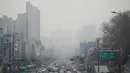 Kondisi lalu lintas saat polusi udara menyelimuti Seoul, Korea Selatan, 12 Maret 2019. Menurut National Institute of Environmental Research, polusi udara telah menyelimuti tujuh kota di Korea Selatan. (REUTERS/Kim Hong-Ji/File Photo)