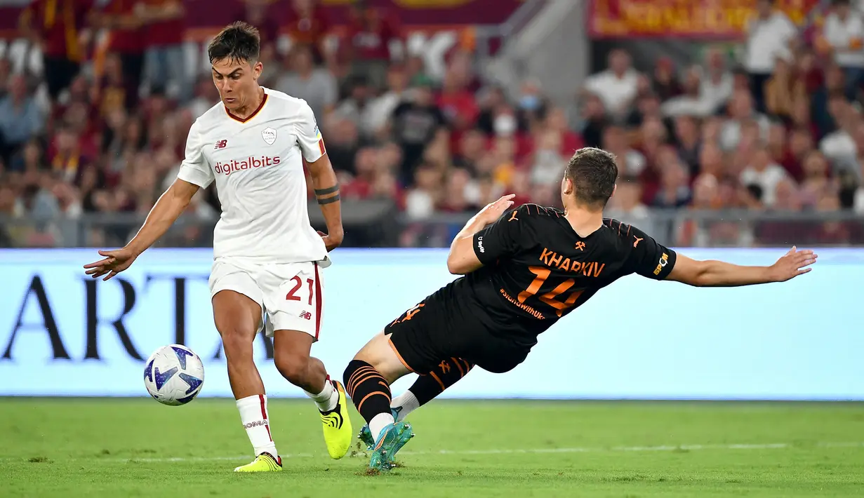 Kredit khusus juga patut disematkan kepada Paulo Dybala. Meski tidak menyumbang gol maupun assist, namun pemain baru asal Juventus tersebut mampu menjadi pelopor serangan dari sektor kanan permainan AS Roma. (AFP/Isabella Bonotto)