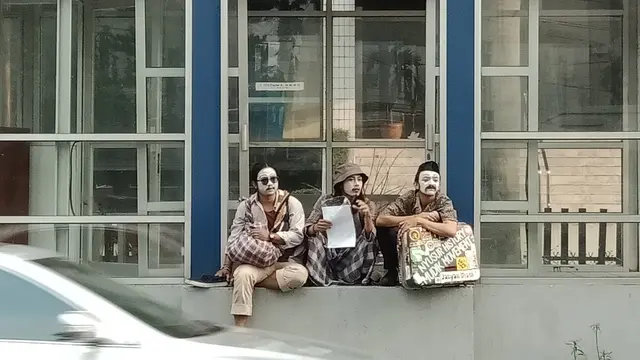 Seniman di Bandung merespon fenomena mudik dengan melakukan pantomim