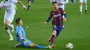 Messi menang dikenal punya dribel ajaib. Dia bisa melakukan gerakan-gerakan sulit dalam ruang sempit untuk melewati lawan. Tapi, dia bukanlah raja dribel yang sesungguhnya. (Foto: AFP/Lluis Gene)