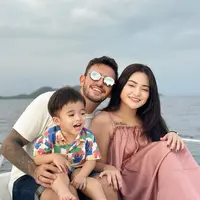 Baru-baru ini Nathalie terlihat berlibur bersama Ladislao Camara Carranza dan Adzam di sebuah Pulau. [Foto: Instagram/nathalieholscher]