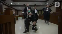 Terdakwa kasus kepemilikan senjata ilegal dan peluru tajam Kivlan Zen usai menjalani sidang pembacaan eksepsi di PN Jakarta Pusat, Rabu (18/12/2019). Majelis hakim PN Jakarta Pusat menunda sidang Kivlan Zen hingga 2 Januari 2020 melihat kondisinya yang masih sakit. (merdeka.com/Imam Buhori)