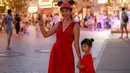 Memilih liburan di musim panas membuat siang hari terasa sangat melelahkan, namun semua sirna dengan keindahan malam hari Disneyland. Lampu-lampu yang menyorot membuat suasana bagaikan negeri dongeng. Bersama sang anak, Tyara tampil bak putri disney yang membawa balon. (Liputan6.com/IG/@tyararenata)
