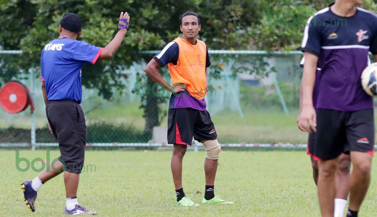 Rohit Chand mendengar instruksi pelatih Rahmad Darmawan saat latihan di Lapangan Gong Badak, Kuala Terengganu, Malaysia, Selasa (26/01/2016). (Bola.com/Nicklas Hanoatubun)