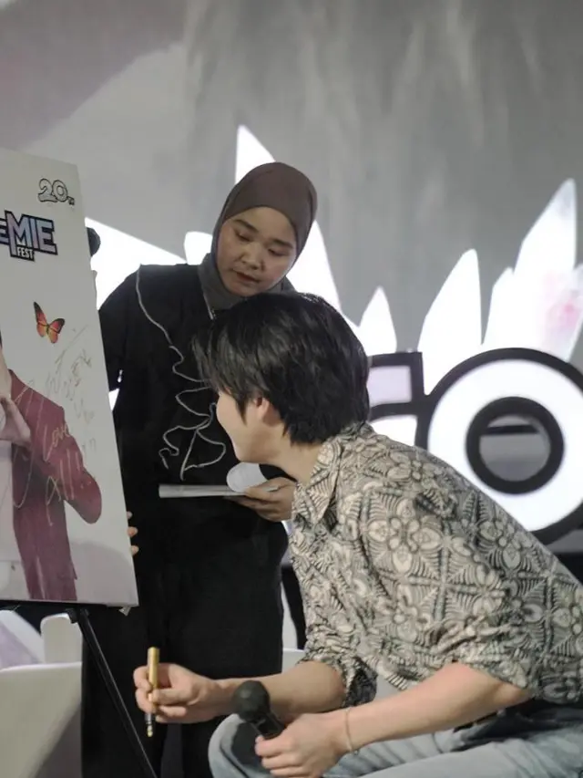 Ahn Hyo Seop saat hadir di Jakarta pakai batik. dok. Mie Sedaap