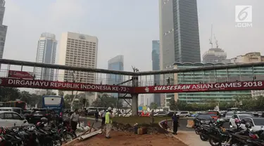 JPO Bundaran HI akan mulai dibongkar hari ini oleh Pemprov DKI dan beberapa instansi terkait. Efek pembongkaran, sebagaian jalan akan ditutup.