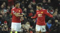 Pemain Manchester United, Anthony Martial dan Jesse Lingard, melakukan selebrasi usai mencetak gol ke gawang Stoke City pada laga Premier League di Old Trafford, Senin (15/1/2018). Manchester United menang 3-0 atas Stoke City. (AP/Rui Vieira)