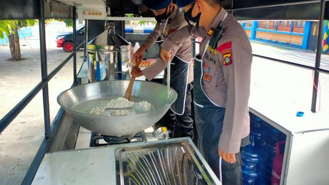 Mobil Dalmas Disulap Jadi Dapur  Umum Warga Terdampak Covid 